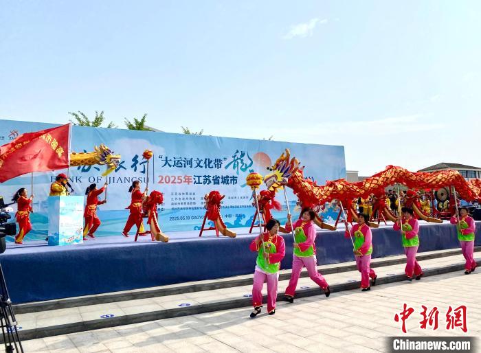 2025年江苏省城市龙舟公开赛在高邮清水潭上演“