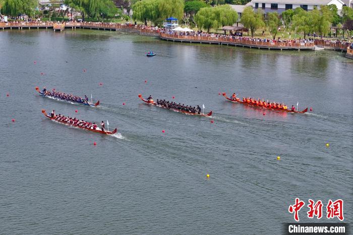 2025年江苏省城市龙舟公开赛在高邮清水潭上演“