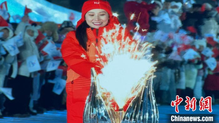 哈尔滨亚冬会主火炬塔点燃：孩子们的灯海与张