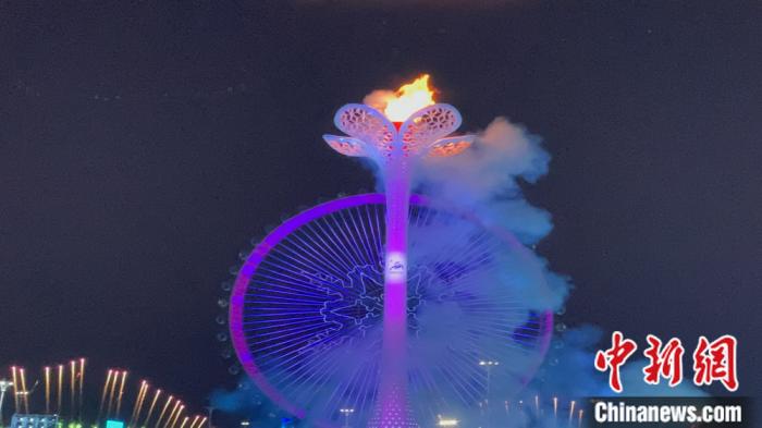 哈尔滨亚冬会主火炬塔点燃：孩子们的灯海与张