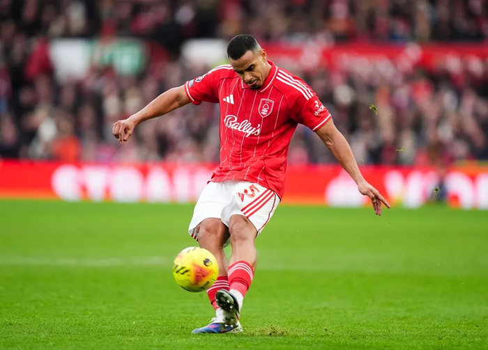 曼城瞄准安德森，曼联瞄准穆里略，那不勒斯买