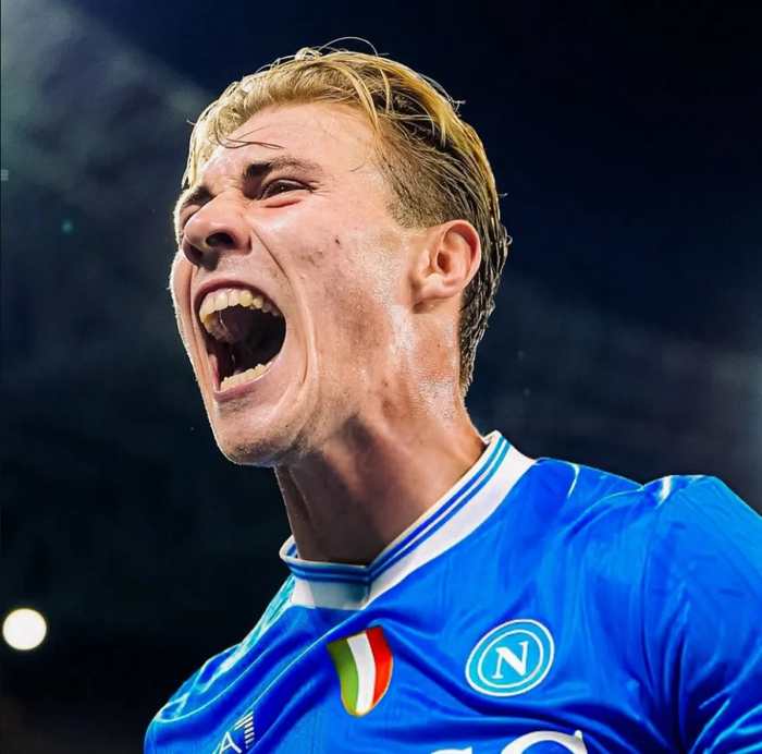 曼城瞄准安德森，曼联瞄准穆里略，那不勒斯买