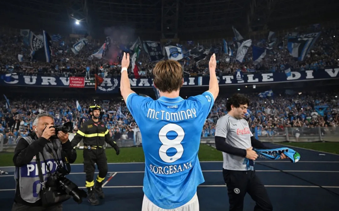 曼城瞄准安德森，曼联瞄准穆里略，那不勒斯买