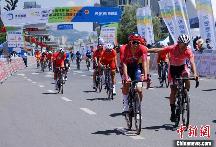 牛益逵首日双冠领跑环青海湖赛 青海湖畔车手竞