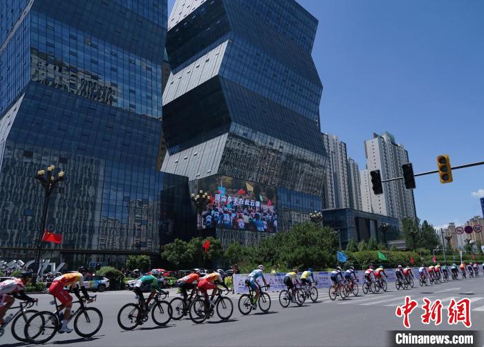 牛益逵首日双冠领跑环青海湖赛 青海湖畔车手竞