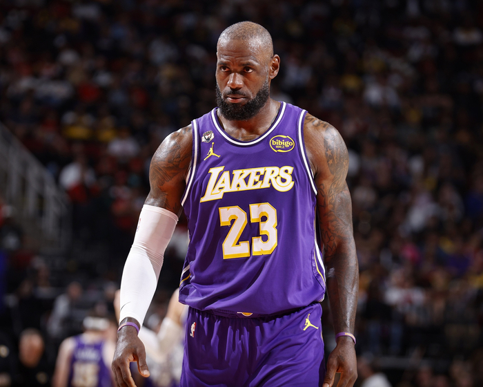 詹姆斯里程碑时刻！湖人险胜魔术终结九连胜