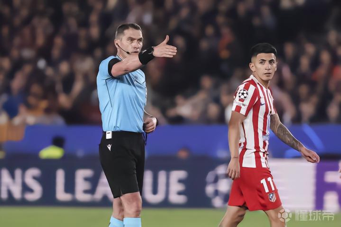 欧冠连续三年手接球争议判罚引热议，巴萨马竞
